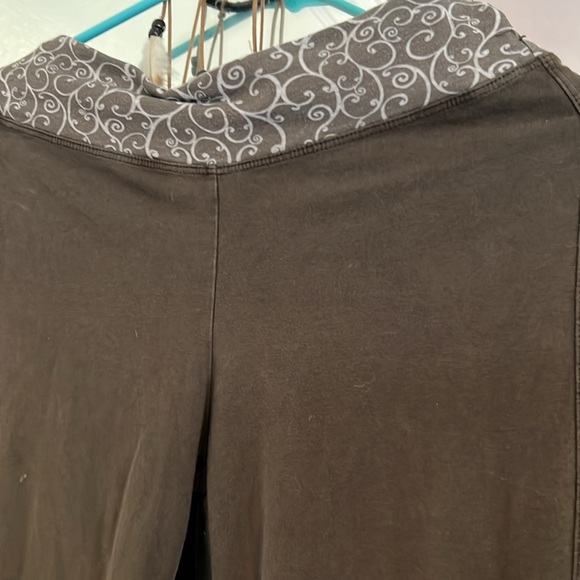 Yoga type of pant - Picture 3 of 6